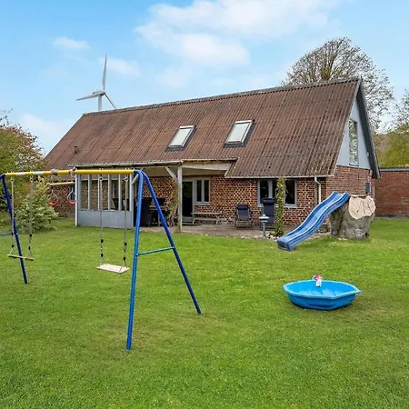 4 Bedroom Beautiful In Tarm